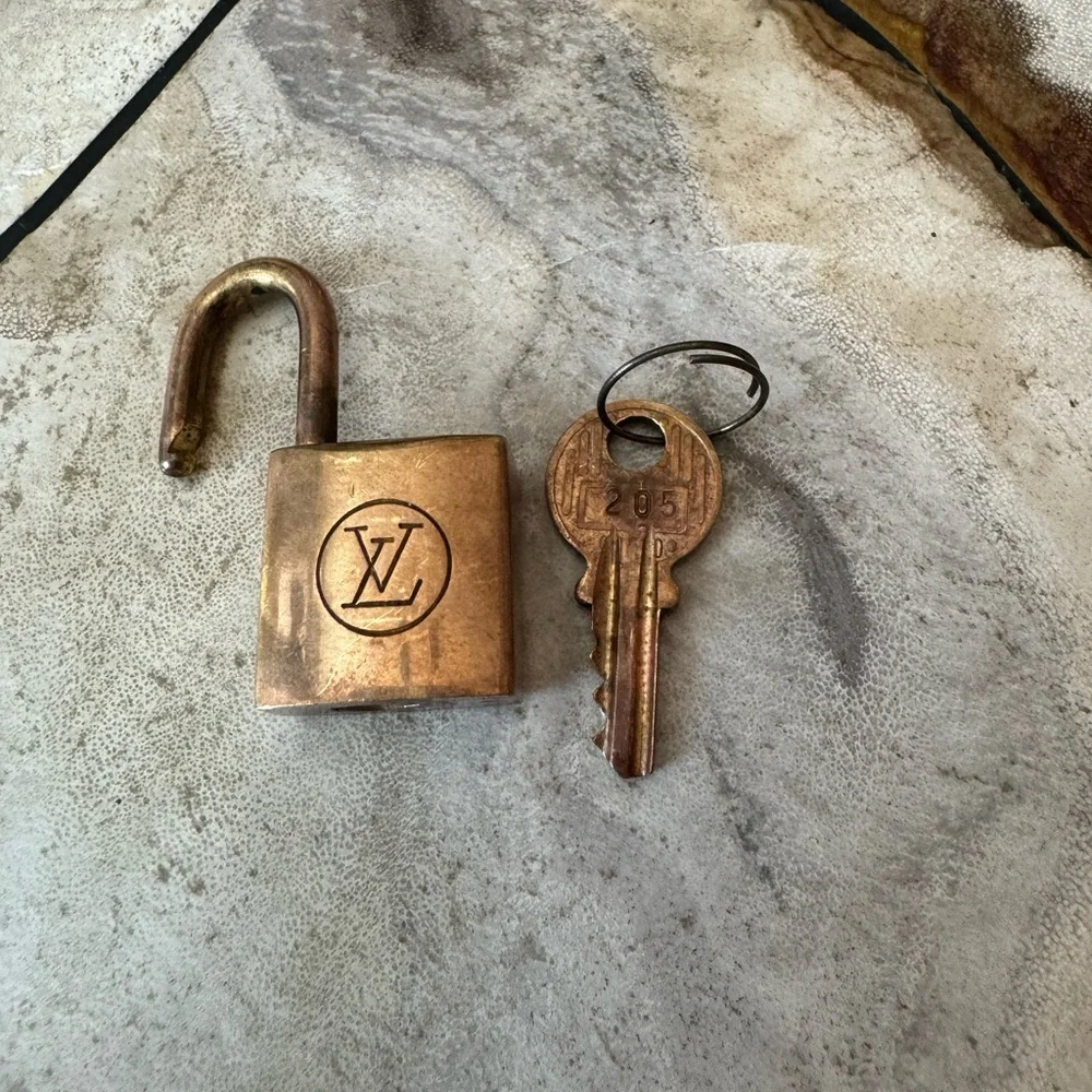 Listing for ONLY ONE 200 series Louis Vuitton Lock and Key - 203, 205 or 222 - Picture 6 of 13